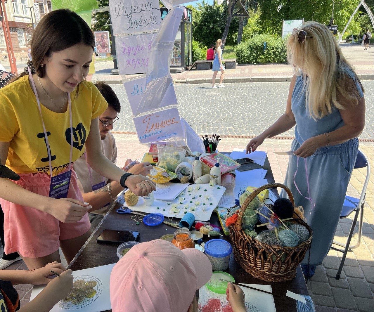Студенти факультету педагогіки і психології проводять майстерклас для дітей